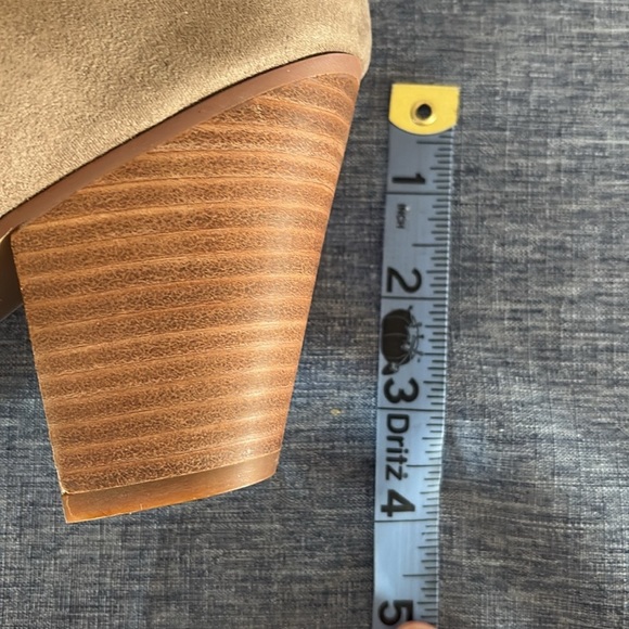 NWT Violet & Red Women’s Size 8 and 10 Jackson Lazer Cut Topline Tan Booties - Picture 6 of 7